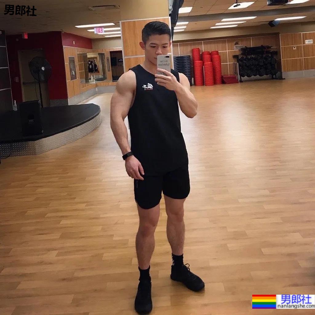 筋肉腹肌小哥雪地光膀子秀肌肉！网友：这身牛奶肌真香！ - 51虹马