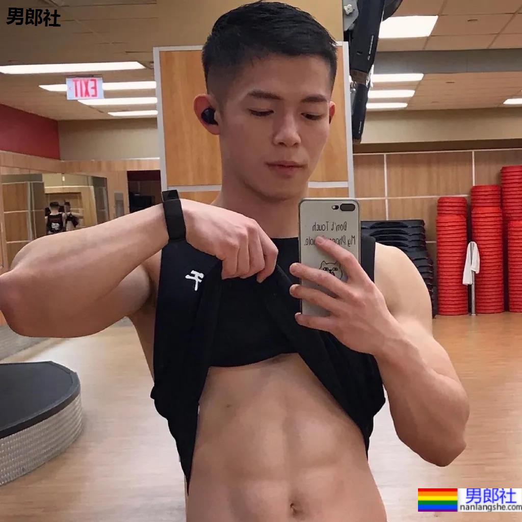 筋肉腹肌小哥雪地光膀子秀肌肉！网友：这身牛奶肌真香！ - 51虹马