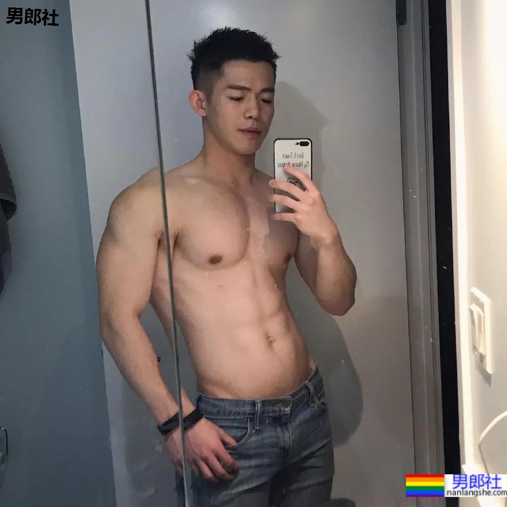 筋肉腹肌小哥雪地光膀子秀肌肉！网友：这身牛奶肌真香！ - 51虹马