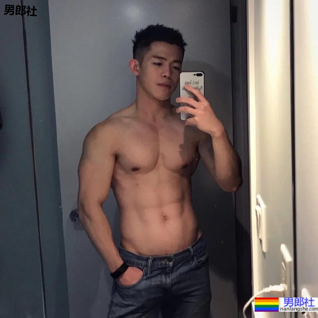 筋肉腹肌小哥雪地光膀子秀肌肉！网友：这身牛奶肌真香！ - 51虹马