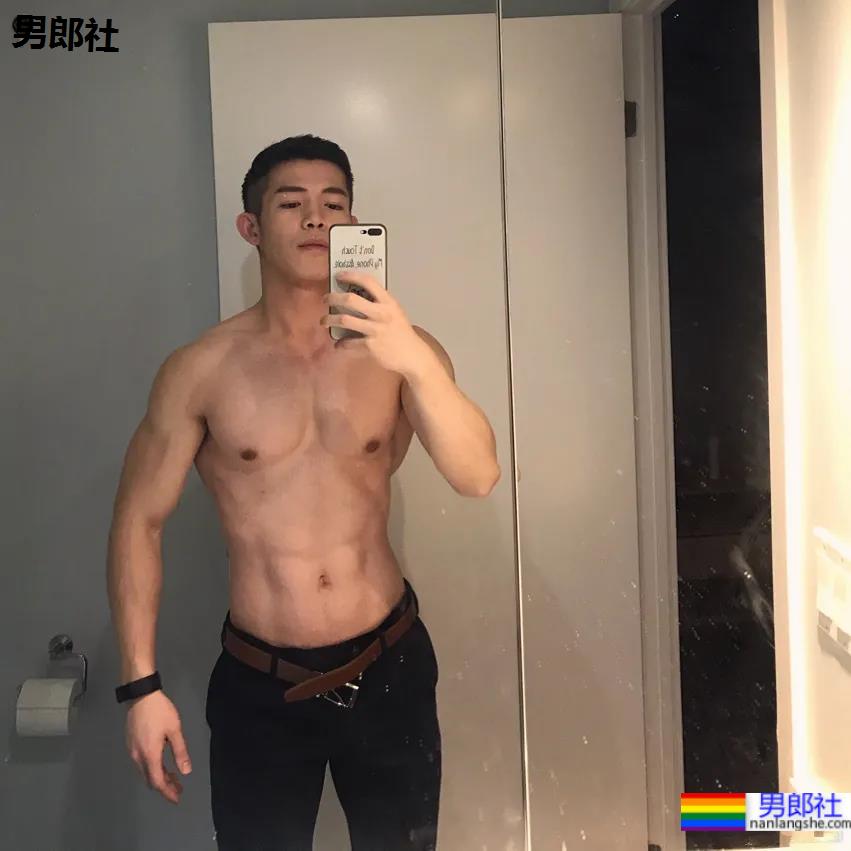 筋肉腹肌小哥雪地光膀子秀肌肉！网友：这身牛奶肌真香！ - 51虹马