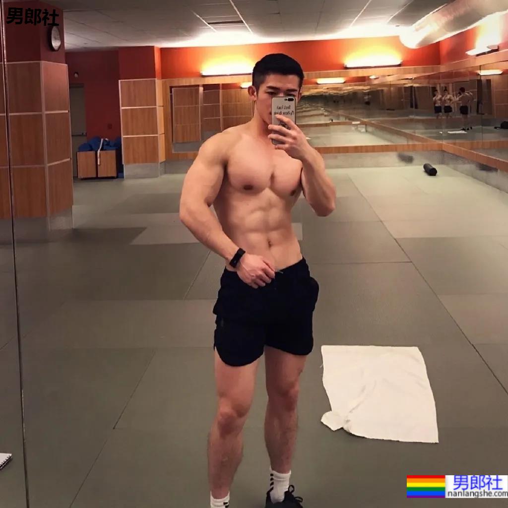 筋肉腹肌小哥雪地光膀子秀肌肉！网友：这身牛奶肌真香！ - 51虹马