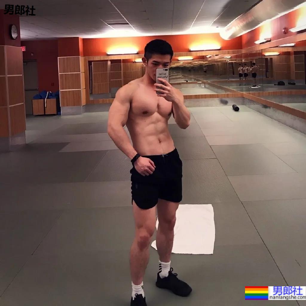 筋肉腹肌小哥雪地光膀子秀肌肉！网友：这身牛奶肌真香！ - 51虹马