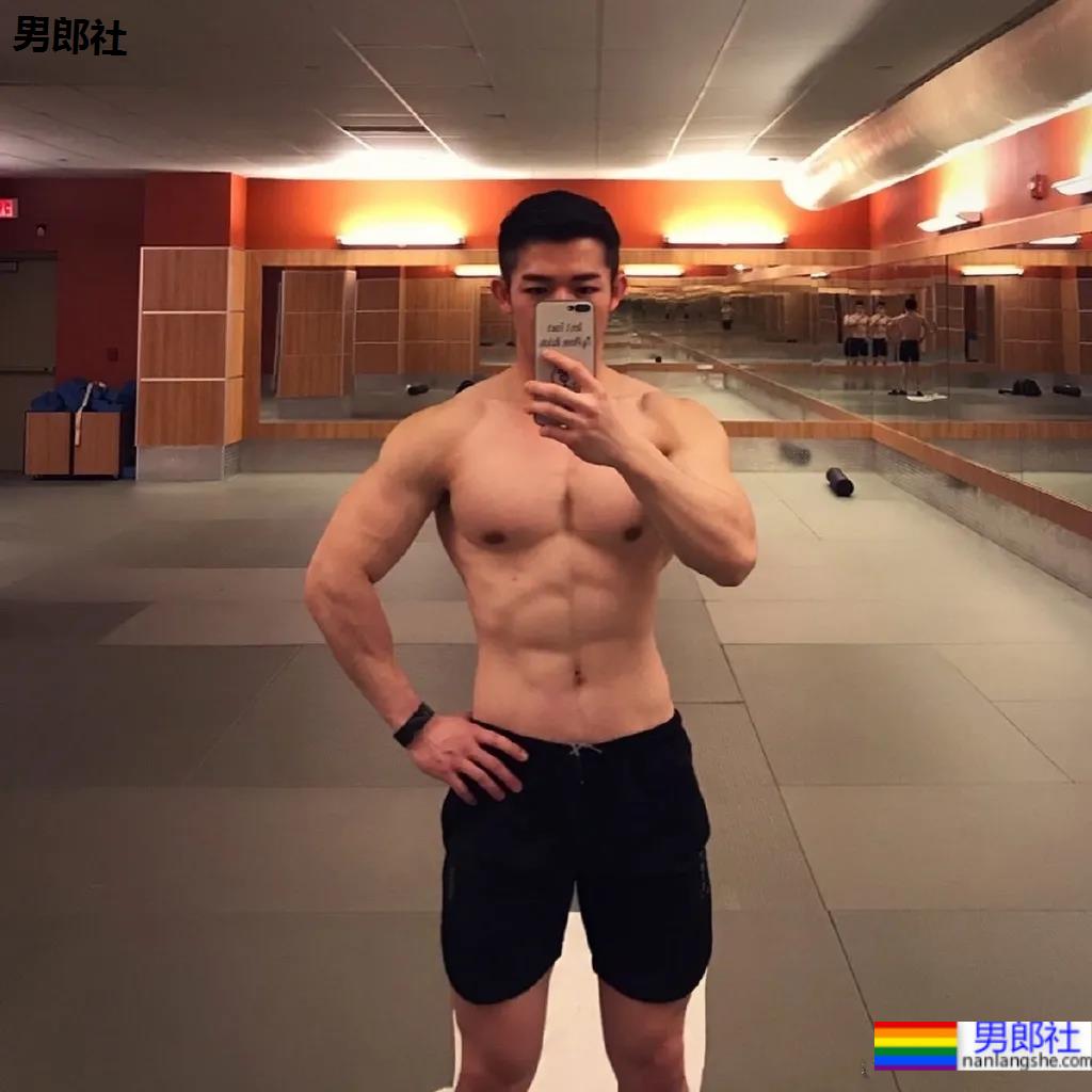 筋肉腹肌小哥雪地光膀子秀肌肉！网友：这身牛奶肌真香！ - 51虹马