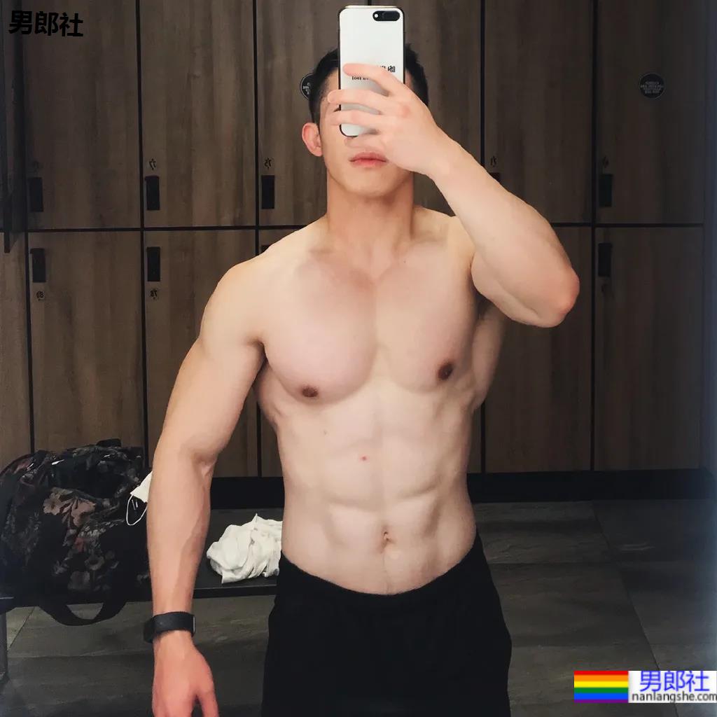 筋肉腹肌小哥雪地光膀子秀肌肉！网友：这身牛奶肌真香！ - 51虹马