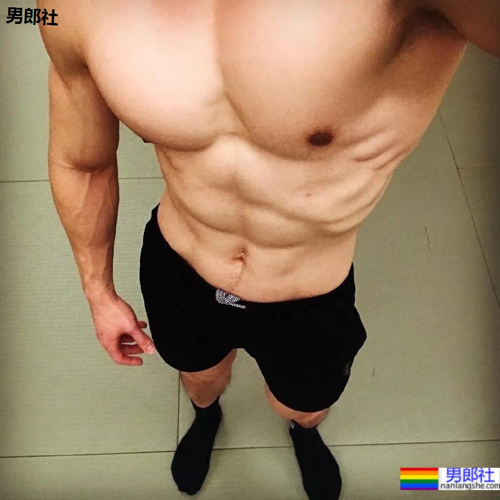 筋肉腹肌小哥雪地光膀子秀肌肉！网友：这身牛奶肌真香！ - 51虹马