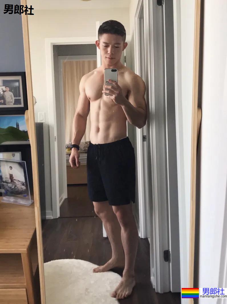 筋肉腹肌小哥雪地光膀子秀肌肉！网友：这身牛奶肌真香！ - 51虹马