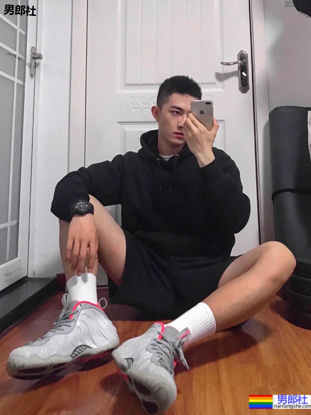 湖北腹肌小狼狗身材太抢眼，清爽男生竟然也能这么撩！-51虹马