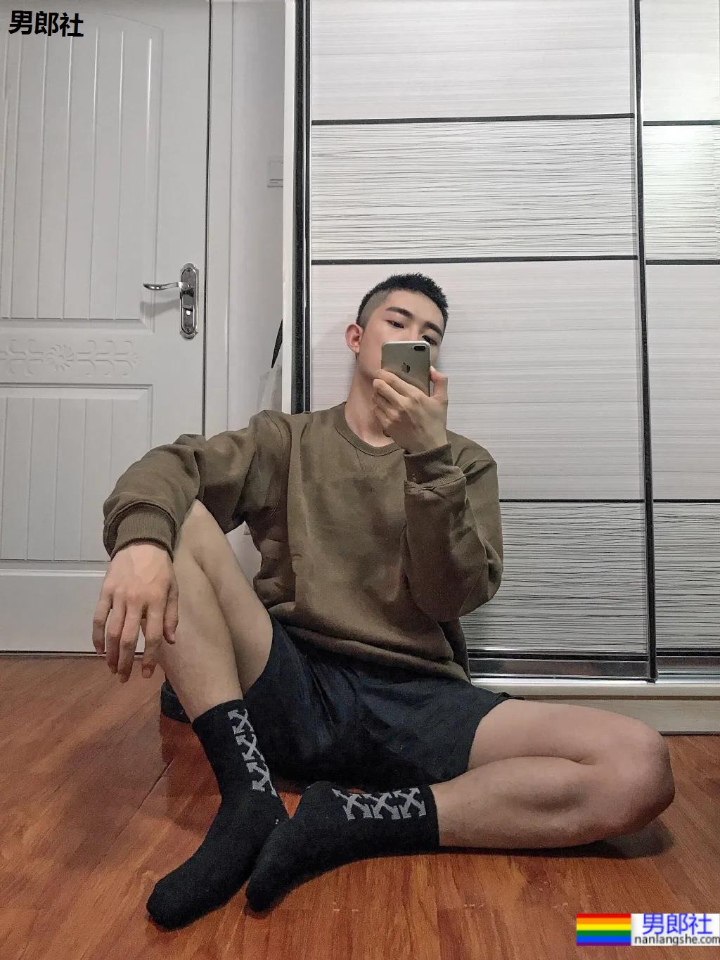 湖北腹肌小狼狗身材太抢眼，清爽男生竟然也能这么撩！ - 51虹马