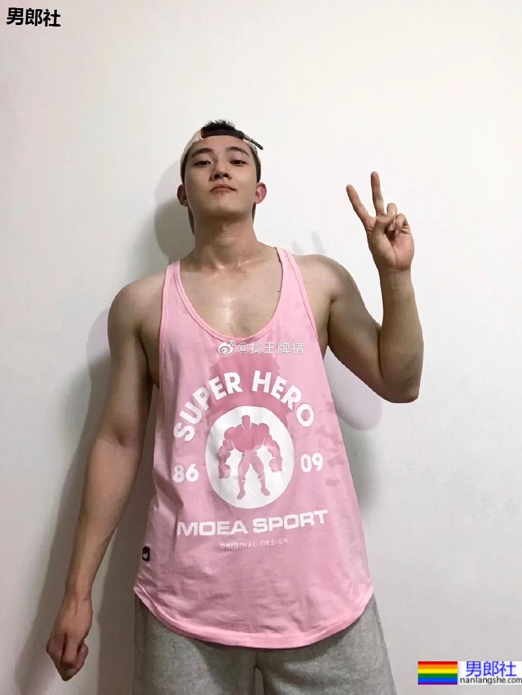 湖北腹肌小狼狗身材太抢眼，清爽男生竟然也能这么撩！ - 51虹马