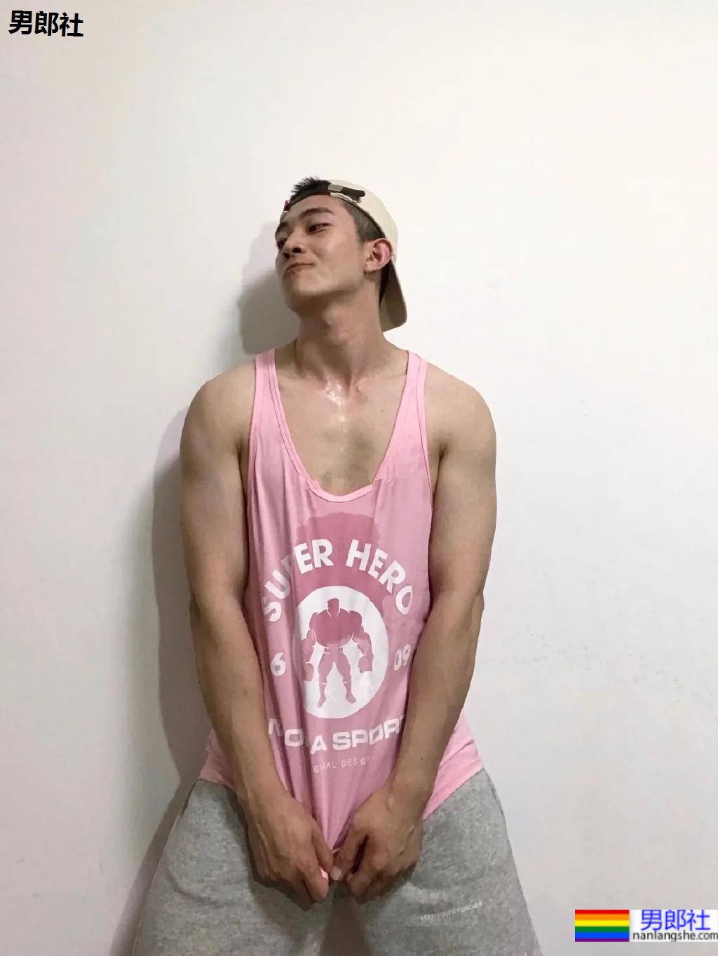 湖北腹肌小狼狗身材太抢眼，清爽男生竟然也能这么撩！ - 51虹马