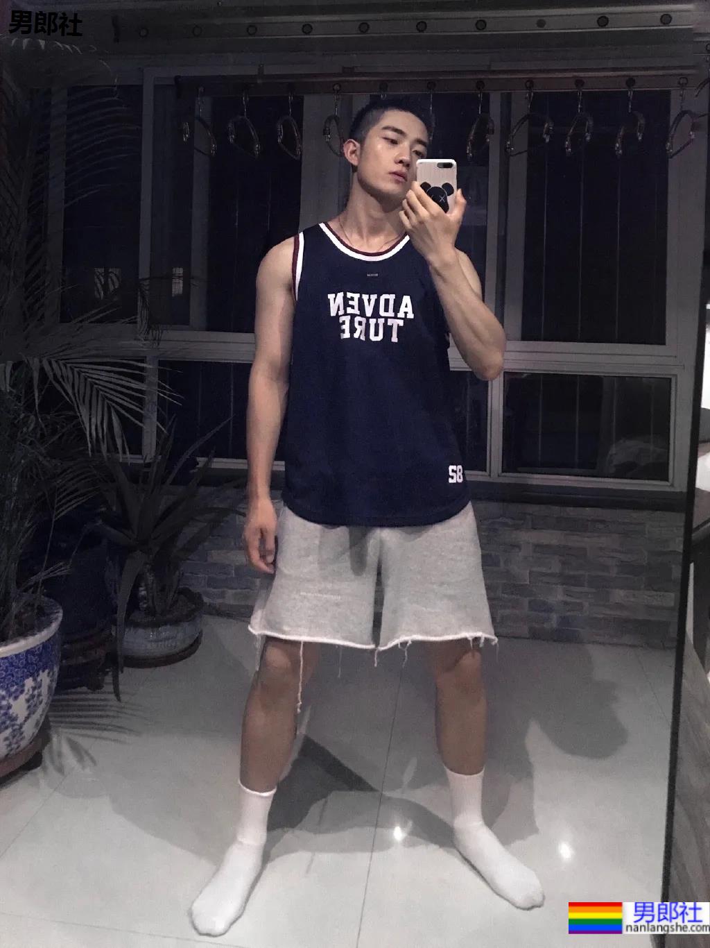 湖北腹肌小狼狗身材太抢眼，清爽男生竟然也能这么撩！ - 51虹马