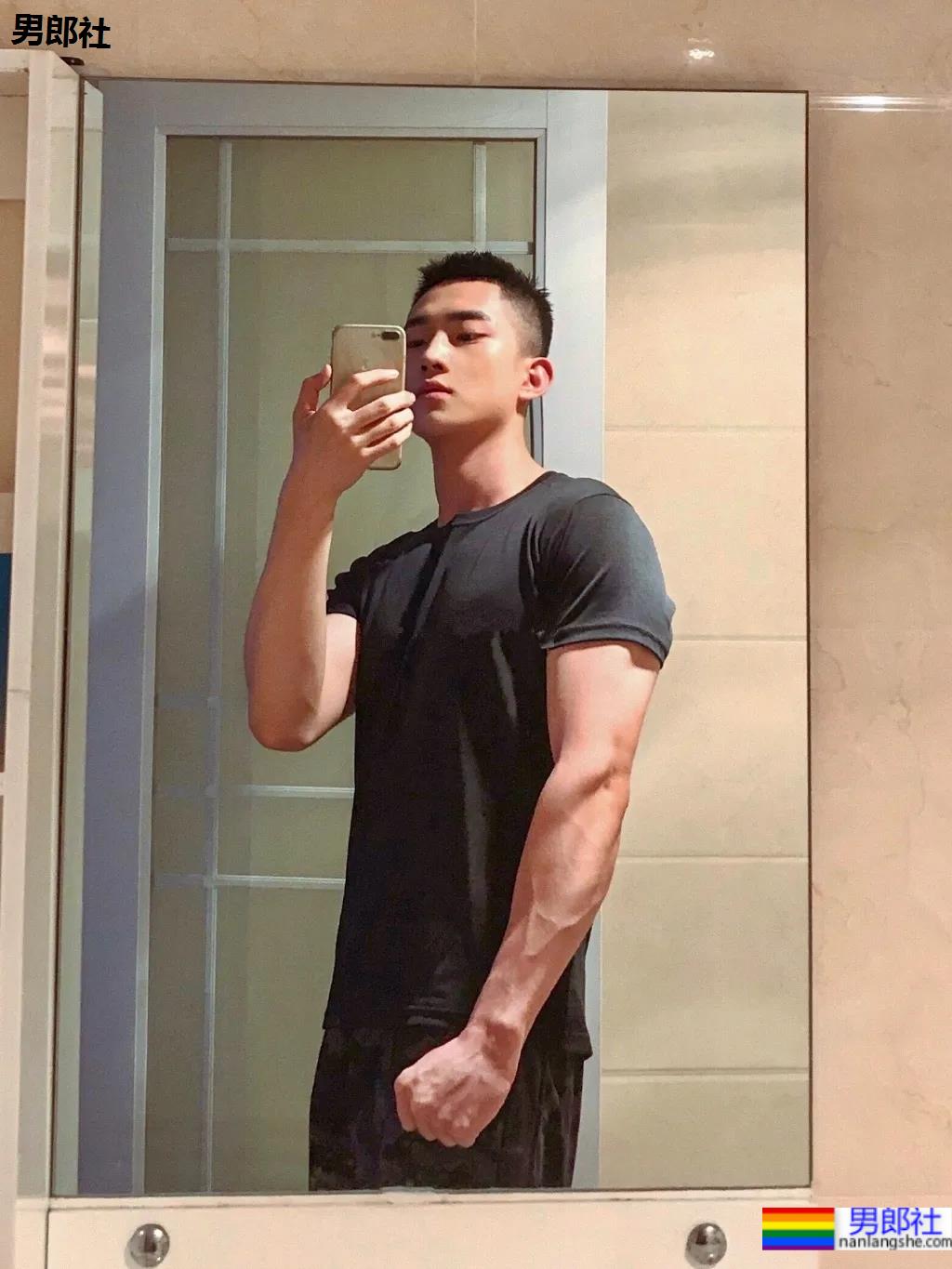 湖北腹肌小狼狗身材太抢眼，清爽男生竟然也能这么撩！ - 51虹马