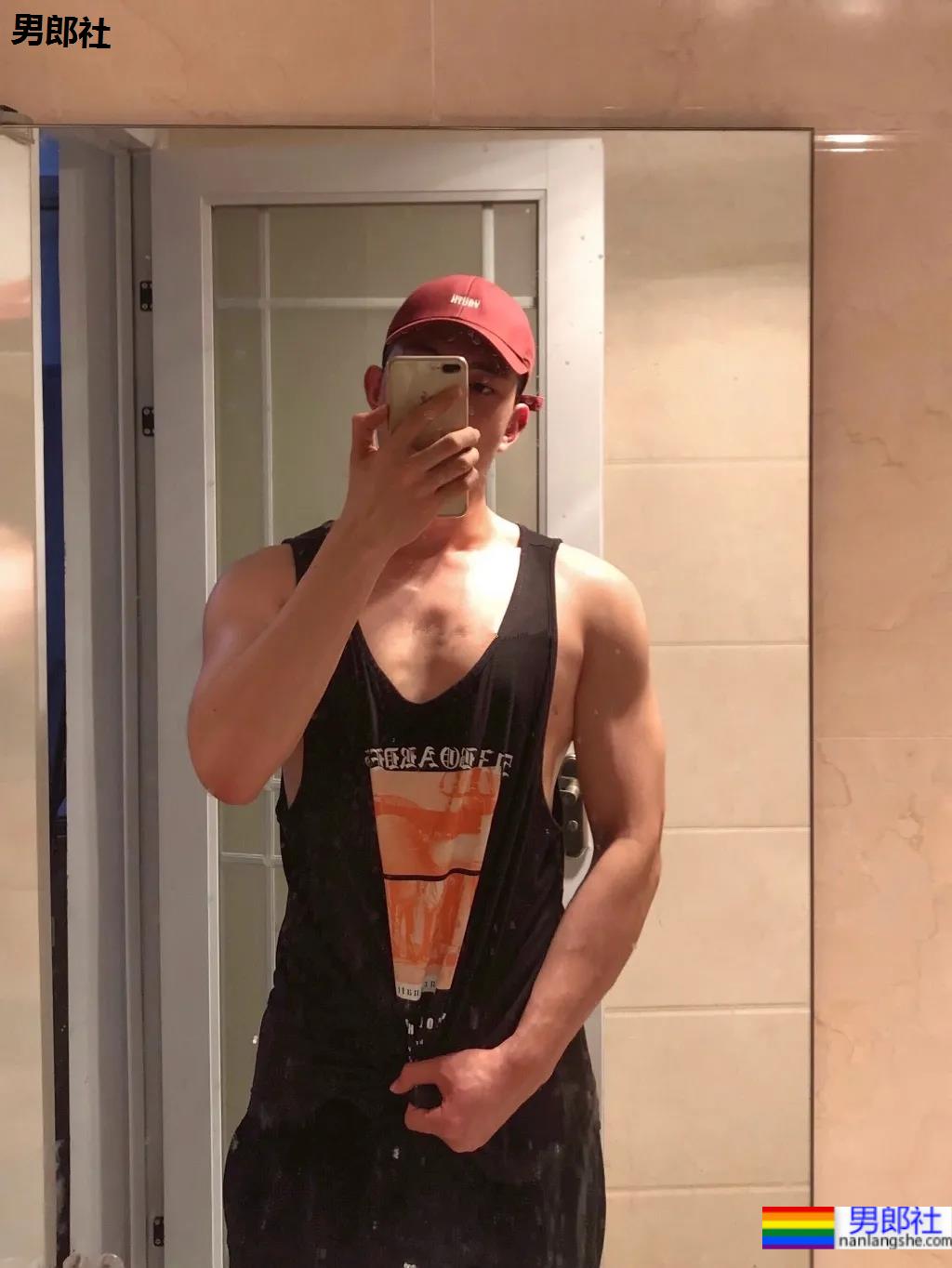 湖北腹肌小狼狗身材太抢眼，清爽男生竟然也能这么撩！ - 51虹马