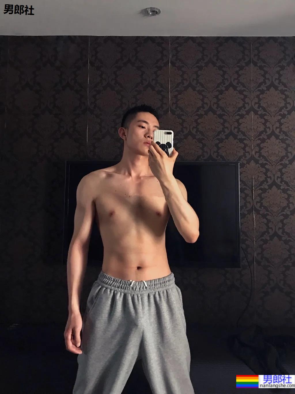 湖北腹肌小狼狗身材太抢眼，清爽男生竟然也能这么撩！ - 51虹马