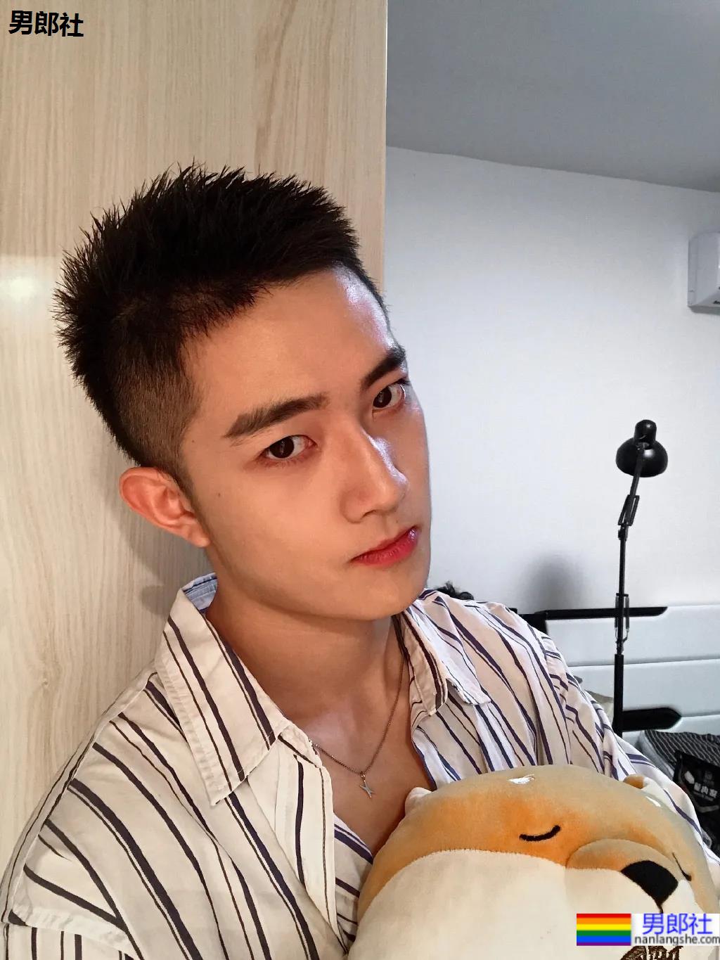 湖北腹肌小狼狗身材太抢眼，清爽男生竟然也能这么撩！ - 51虹马