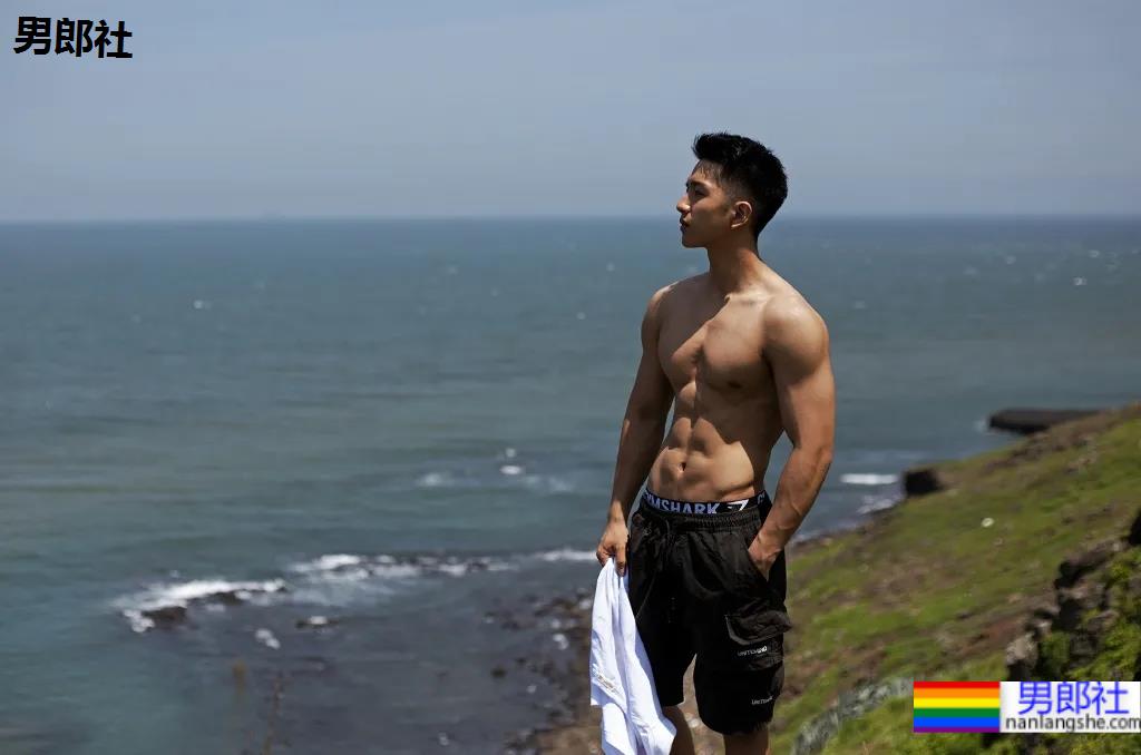 腹肌寸头小狼狗神似许魏洲，长腿腱子肉引发关注！-51虹马