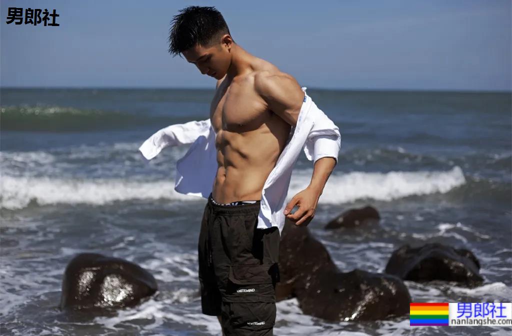 腹肌寸头小狼狗神似许魏洲,长腿腱子肉引发关注! - 51虹马 腹肌寸头小狼狗神似许魏洲,长腿腱子肉引发关注! - 51虹马