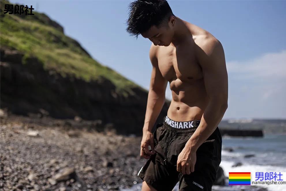 腹肌寸头小狼狗神似许魏洲,长腿腱子肉引发关注! - 51虹马 腹肌寸头小狼狗神似许魏洲,长腿腱子肉引发关注! - 51虹马