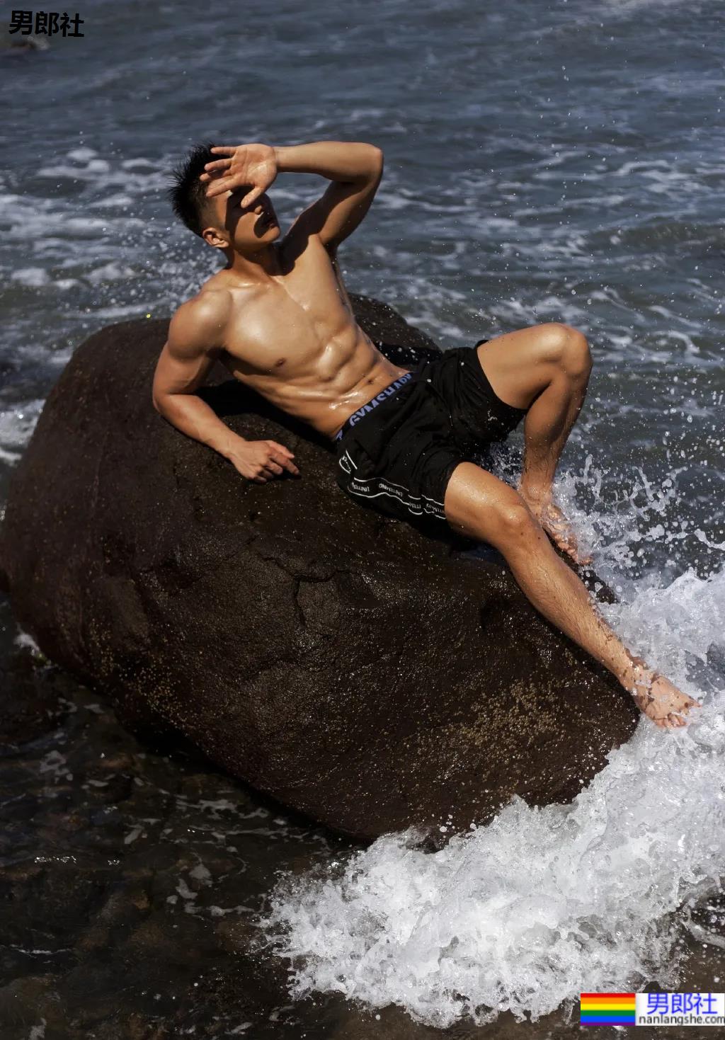 腹肌寸头小狼狗神似许魏洲,长腿腱子肉引发关注! - 51虹马 腹肌寸头小狼狗神似许魏洲,长腿腱子肉引发关注! - 51虹马