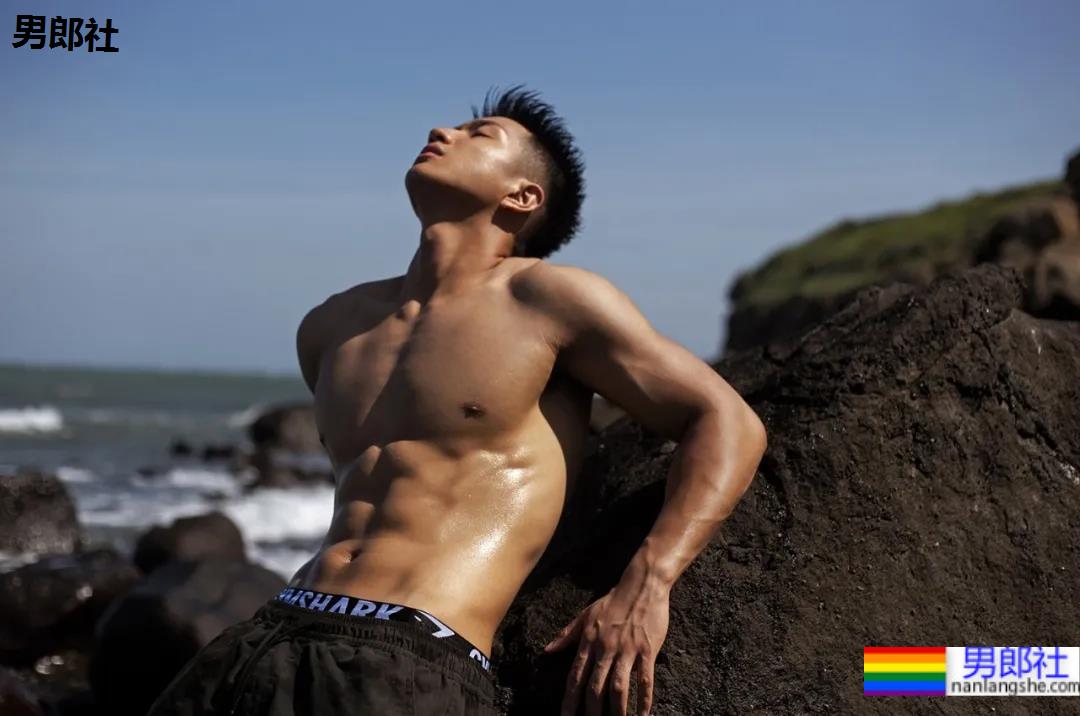 腹肌寸头小狼狗神似许魏洲,长腿腱子肉引发关注! - 51虹马 腹肌寸头小狼狗神似许魏洲,长腿腱子肉引发关注! - 51虹马