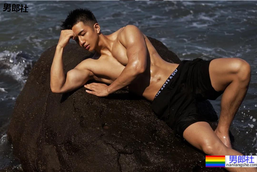 腹肌寸头小狼狗神似许魏洲,长腿腱子肉引发关注! - 51虹马 腹肌寸头小狼狗神似许魏洲,长腿腱子肉引发关注! - 51虹马