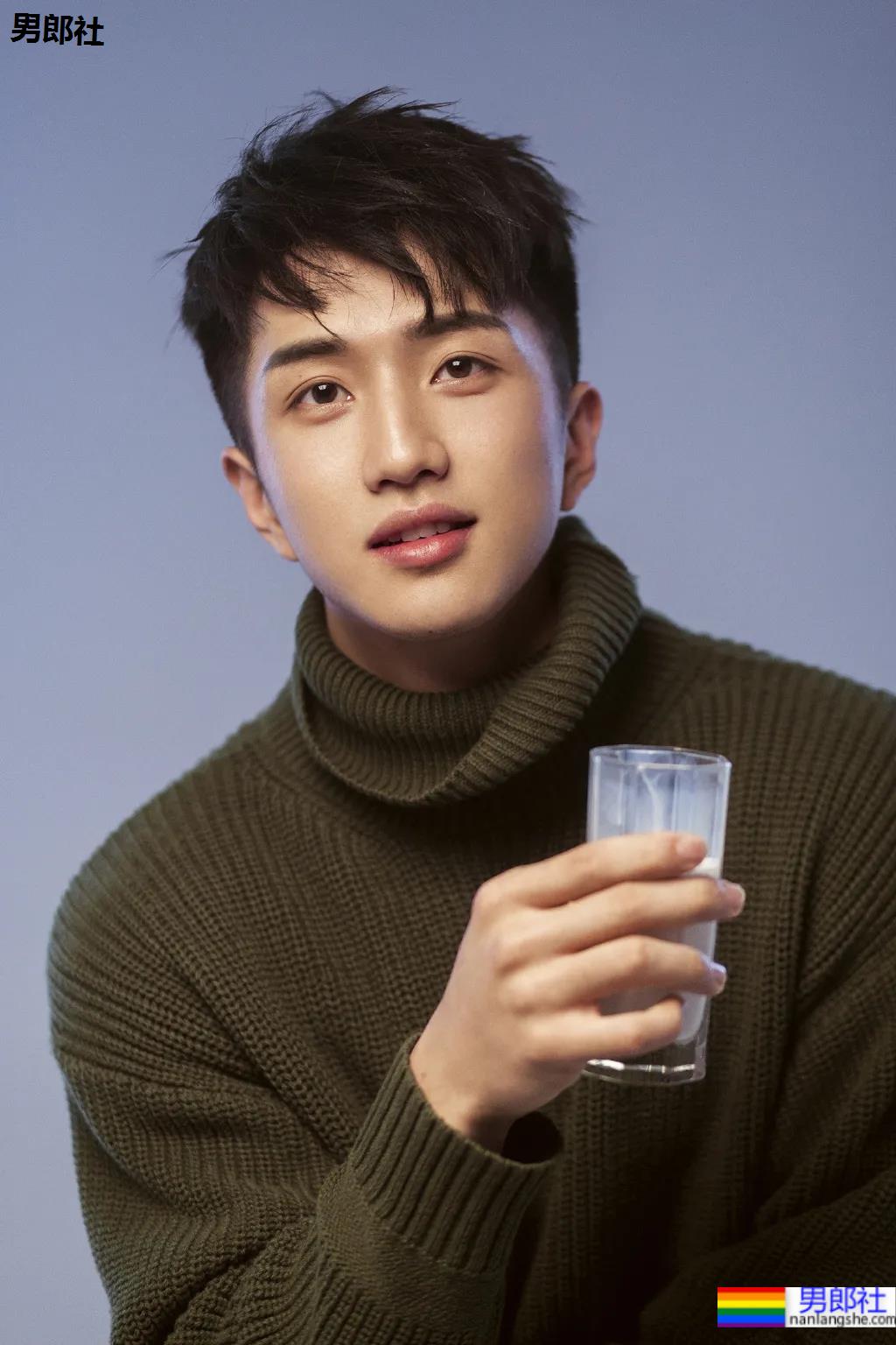 腹肌寸头小狼狗神似许魏洲,长腿腱子肉引发关注! - 51虹马 腹肌寸头小狼狗神似许魏洲,长腿腱子肉引发关注! - 51虹马