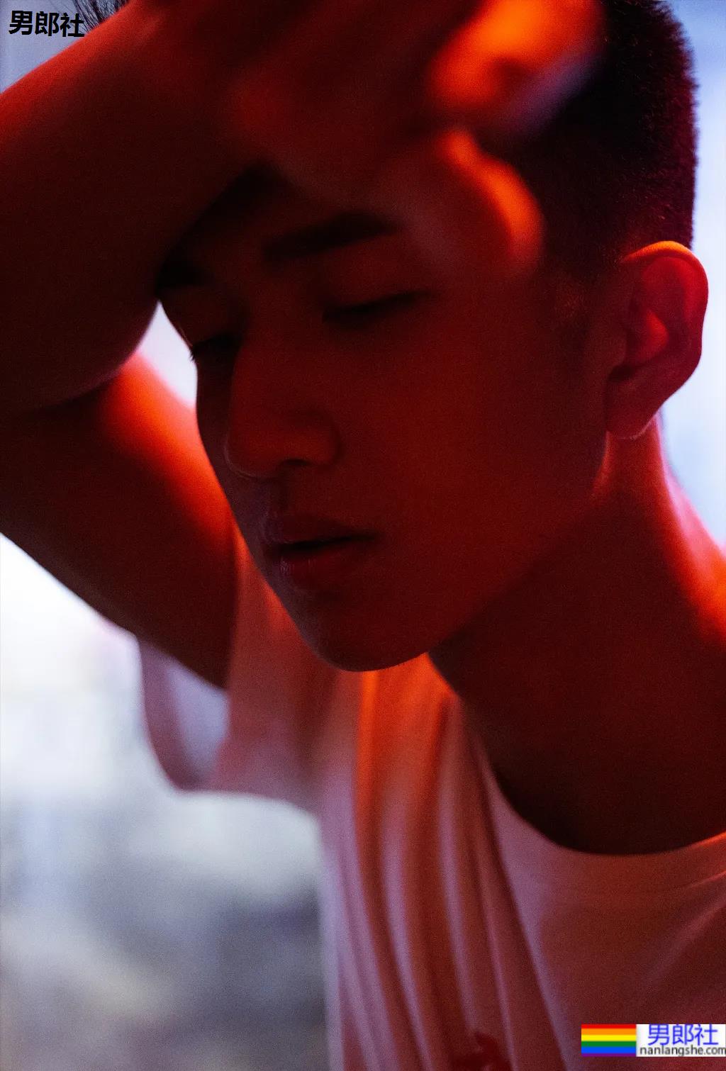 腹肌寸头小狼狗神似许魏洲,长腿腱子肉引发关注! - 51虹马 腹肌寸头小狼狗神似许魏洲,长腿腱子肉引发关注! - 51虹马