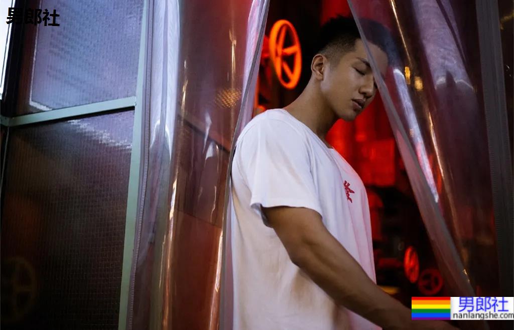 腹肌寸头小狼狗神似许魏洲,长腿腱子肉引发关注! - 51虹马 腹肌寸头小狼狗神似许魏洲,长腿腱子肉引发关注! - 51虹马