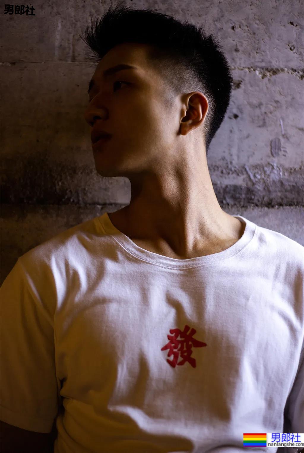 腹肌寸头小狼狗神似许魏洲,长腿腱子肉引发关注! - 51虹马 腹肌寸头小狼狗神似许魏洲,长腿腱子肉引发关注! - 51虹马