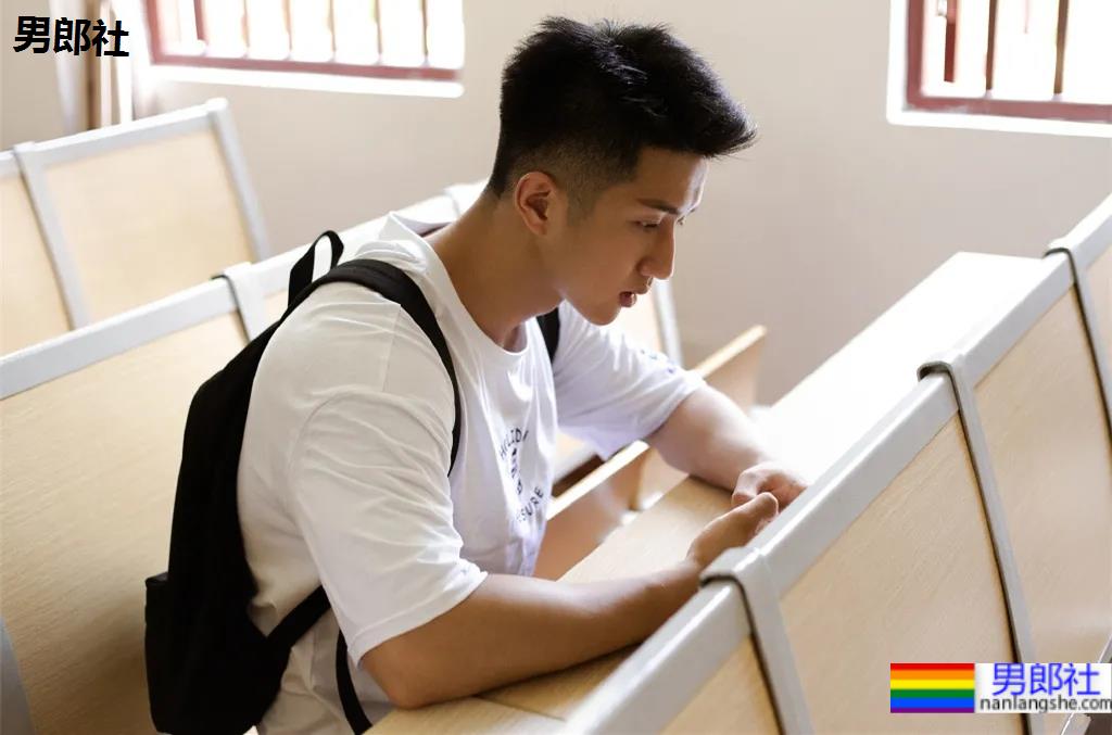 腹肌寸头小狼狗神似许魏洲,长腿腱子肉引发关注! - 51虹马 腹肌寸头小狼狗神似许魏洲,长腿腱子肉引发关注! - 51虹马