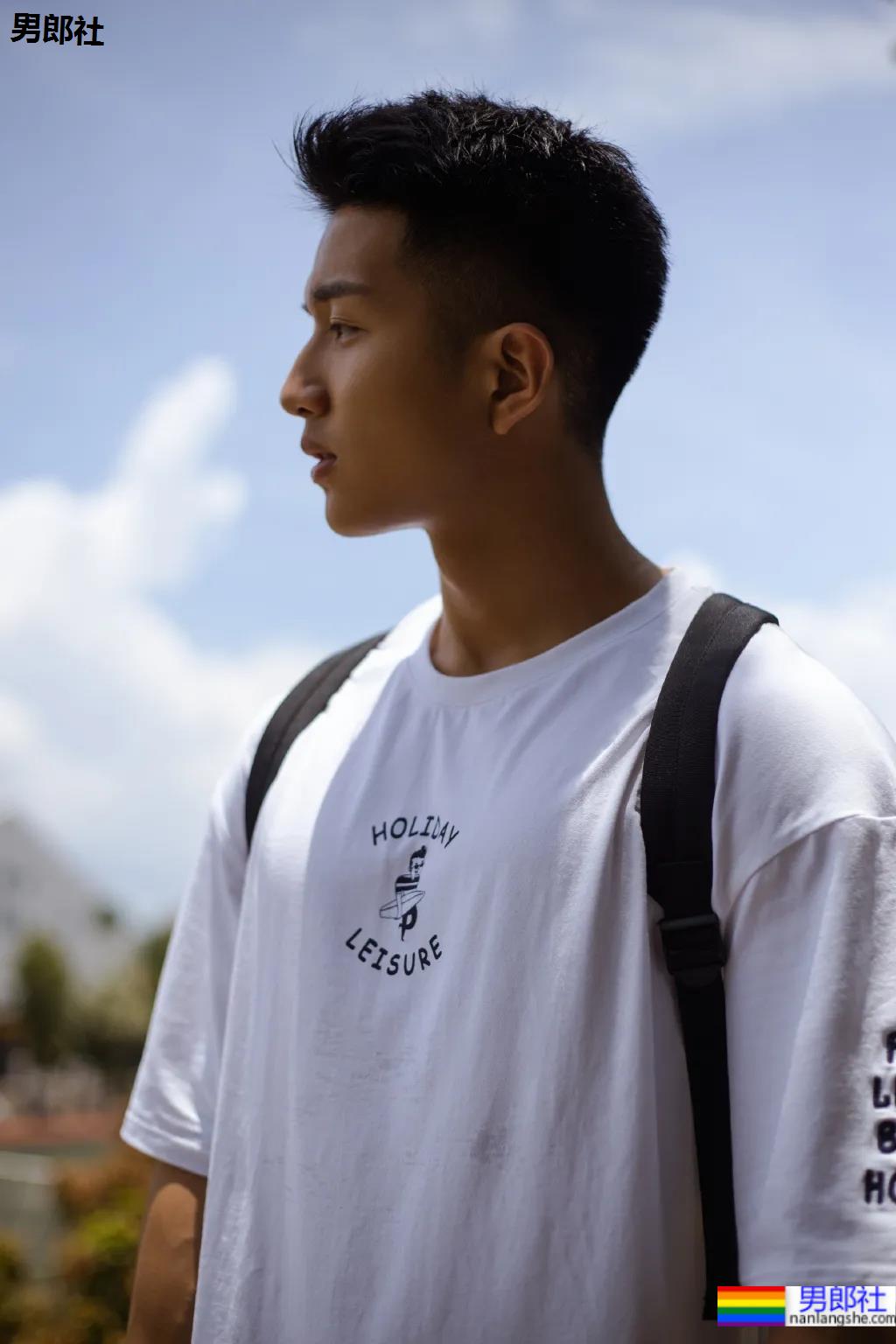 腹肌寸头小狼狗神似许魏洲,长腿腱子肉引发关注! - 51虹马 腹肌寸头小狼狗神似许魏洲,长腿腱子肉引发关注! - 51虹马