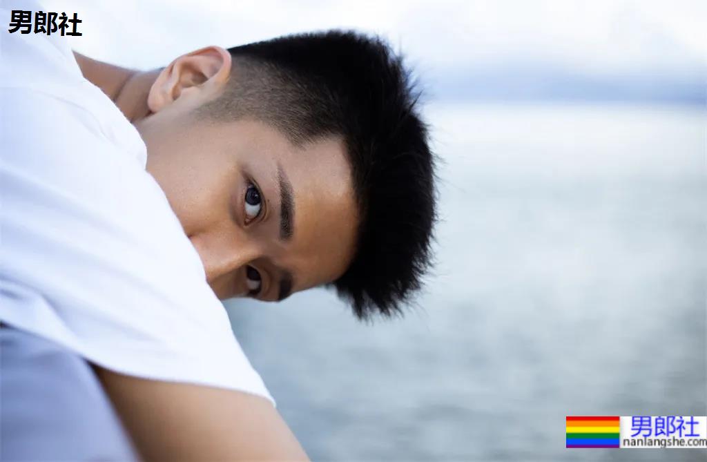 腹肌寸头小狼狗神似许魏洲,长腿腱子肉引发关注! - 51虹马 腹肌寸头小狼狗神似许魏洲,长腿腱子肉引发关注! - 51虹马