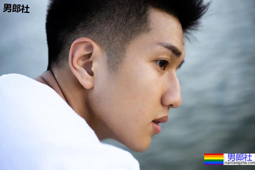 腹肌寸头小狼狗神似许魏洲,长腿腱子肉引发关注! - 51虹马 腹肌寸头小狼狗神似许魏洲,长腿腱子肉引发关注! - 51虹马