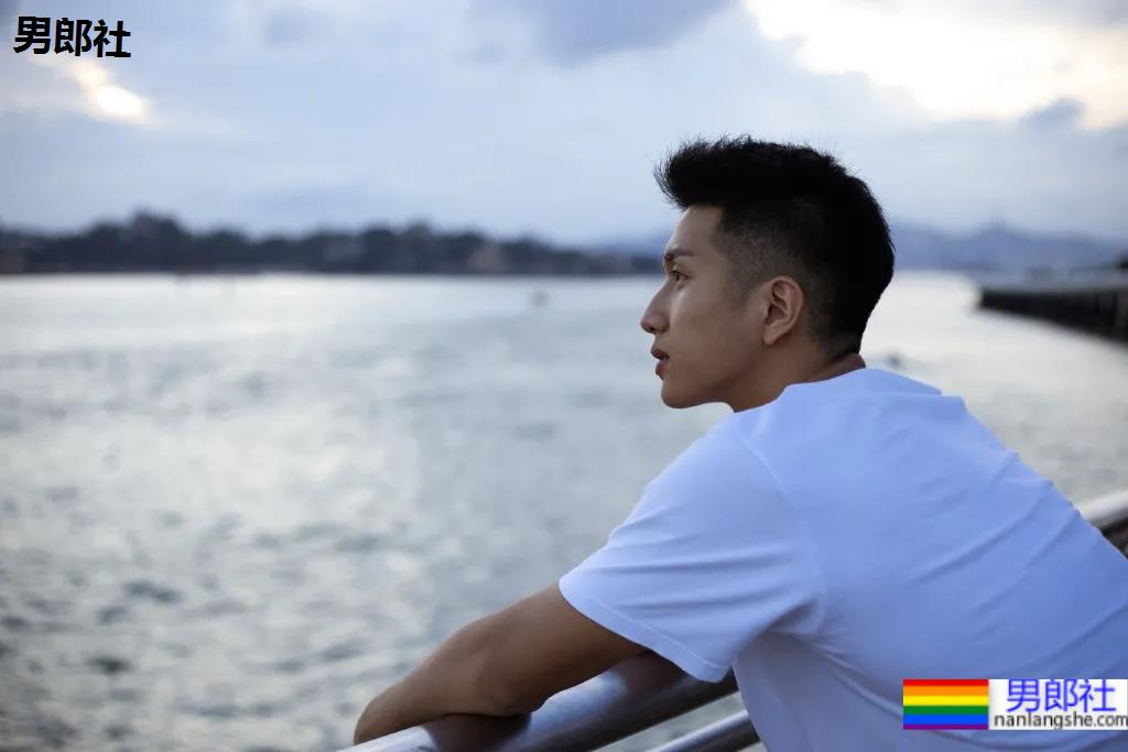 腹肌寸头小狼狗神似许魏洲,长腿腱子肉引发关注! - 51虹马 腹肌寸头小狼狗神似许魏洲,长腿腱子肉引发关注! - 51虹马