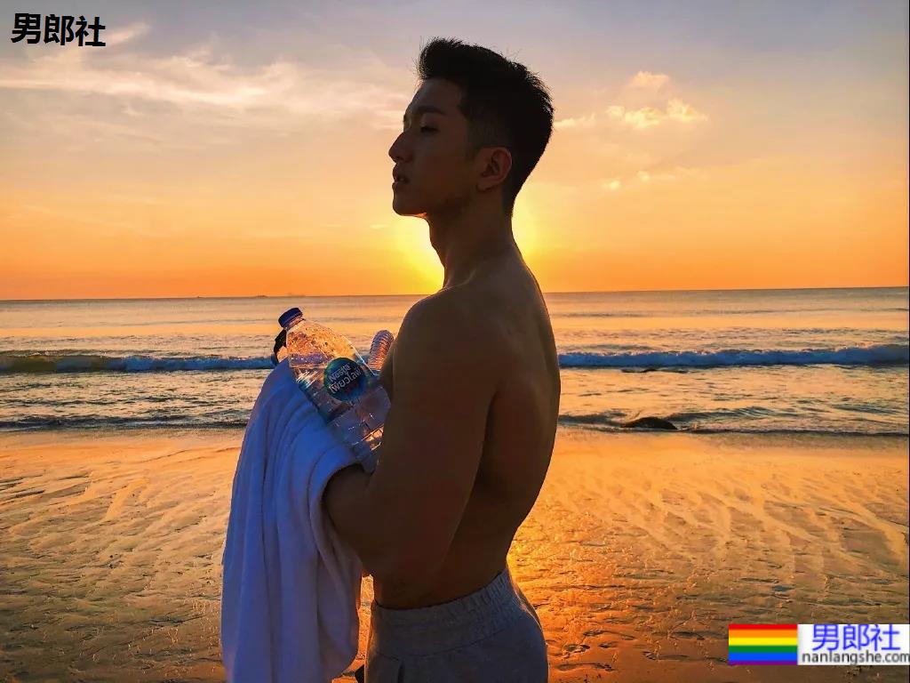 腹肌寸头小狼狗神似许魏洲,长腿腱子肉引发关注! - 51虹马 腹肌寸头小狼狗神似许魏洲,长腿腱子肉引发关注! - 51虹马