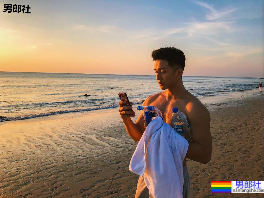 腹肌寸头小狼狗神似许魏洲,长腿腱子肉引发关注! - 51虹马 腹肌寸头小狼狗神似许魏洲,长腿腱子肉引发关注! - 51虹马