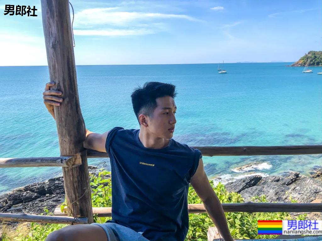 腹肌寸头小狼狗神似许魏洲,长腿腱子肉引发关注! - 51虹马 腹肌寸头小狼狗神似许魏洲,长腿腱子肉引发关注! - 51虹马