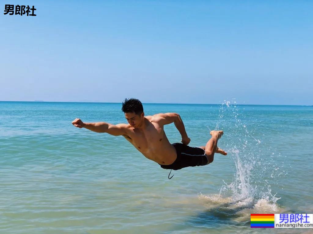 腹肌寸头小狼狗神似许魏洲,长腿腱子肉引发关注! - 51虹马 腹肌寸头小狼狗神似许魏洲,长腿腱子肉引发关注! - 51虹马