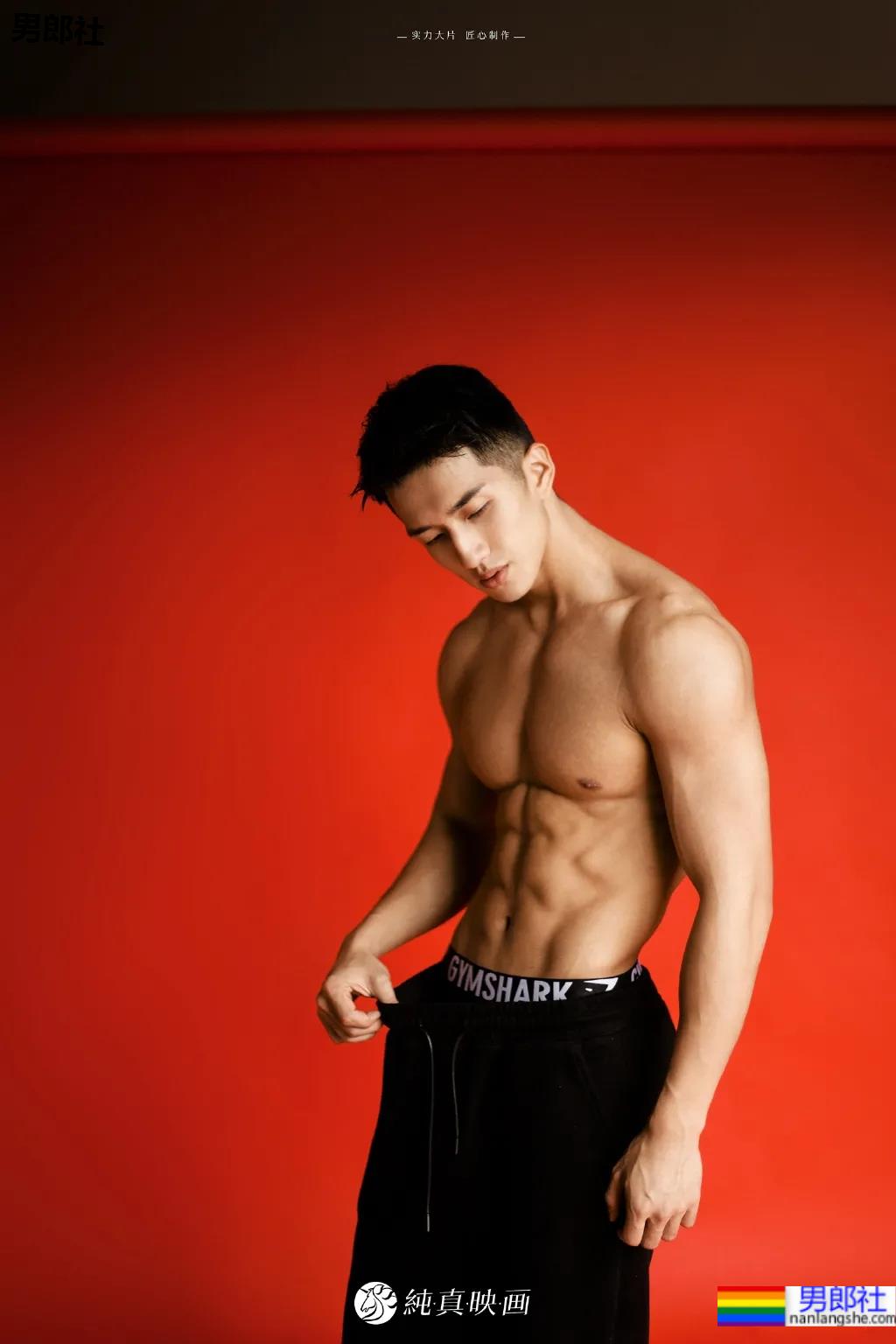 腹肌寸头小狼狗神似许魏洲,长腿腱子肉引发关注! - 51虹马 腹肌寸头小狼狗神似许魏洲,长腿腱子肉引发关注! - 51虹马