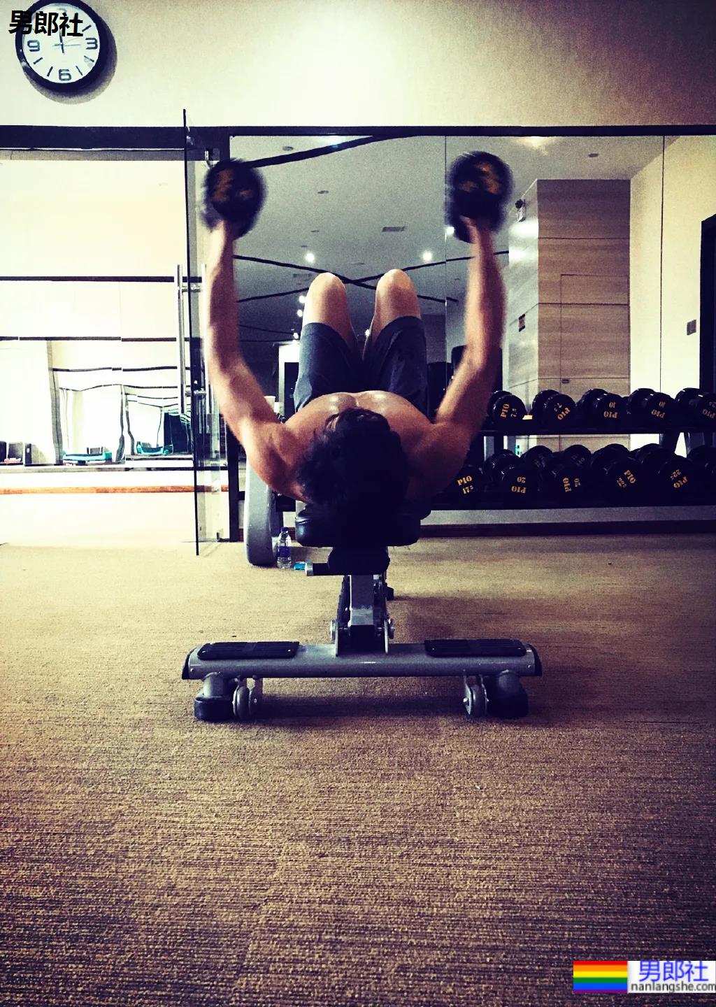 浣碧前男友晒肌肉惊艳网友！一身腱子肉的曹骏，被《演2》淘汰却被央视认可！ - 51虹马