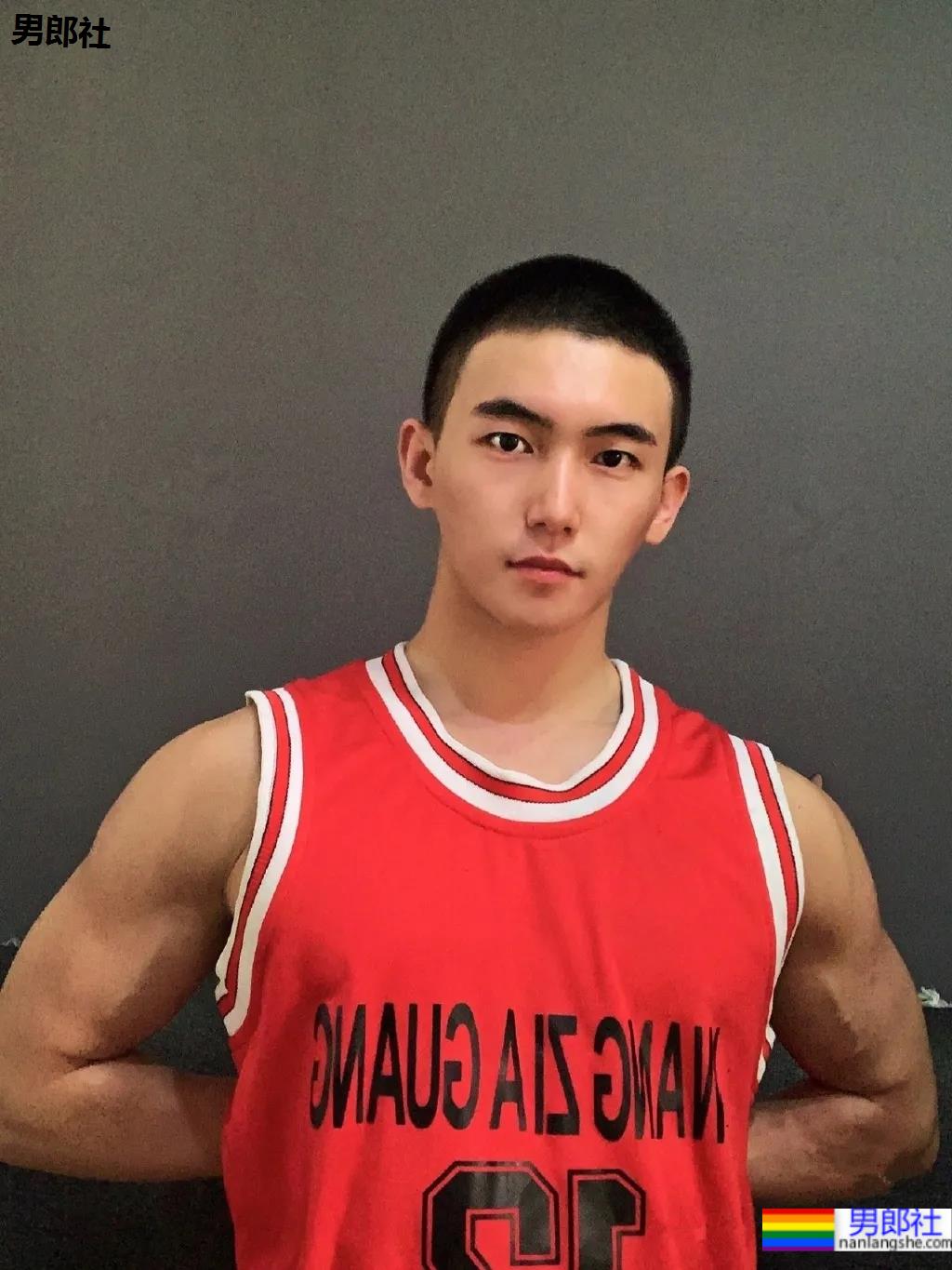 寸头肌肉小奶狗,居家摆拍也太撩了吧-51虹马