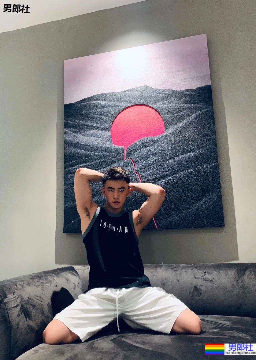 寸头肌肉小奶狗，居家摆拍也太撩了吧 - 51虹马