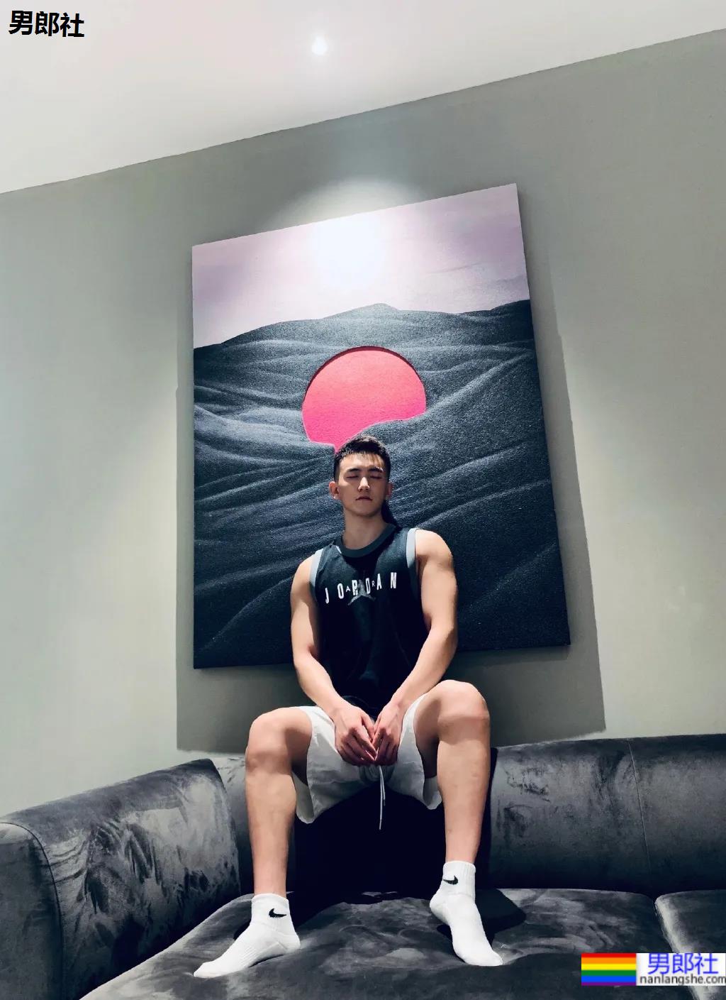 寸头肌肉小奶狗，居家摆拍也太撩了吧 - 51虹马