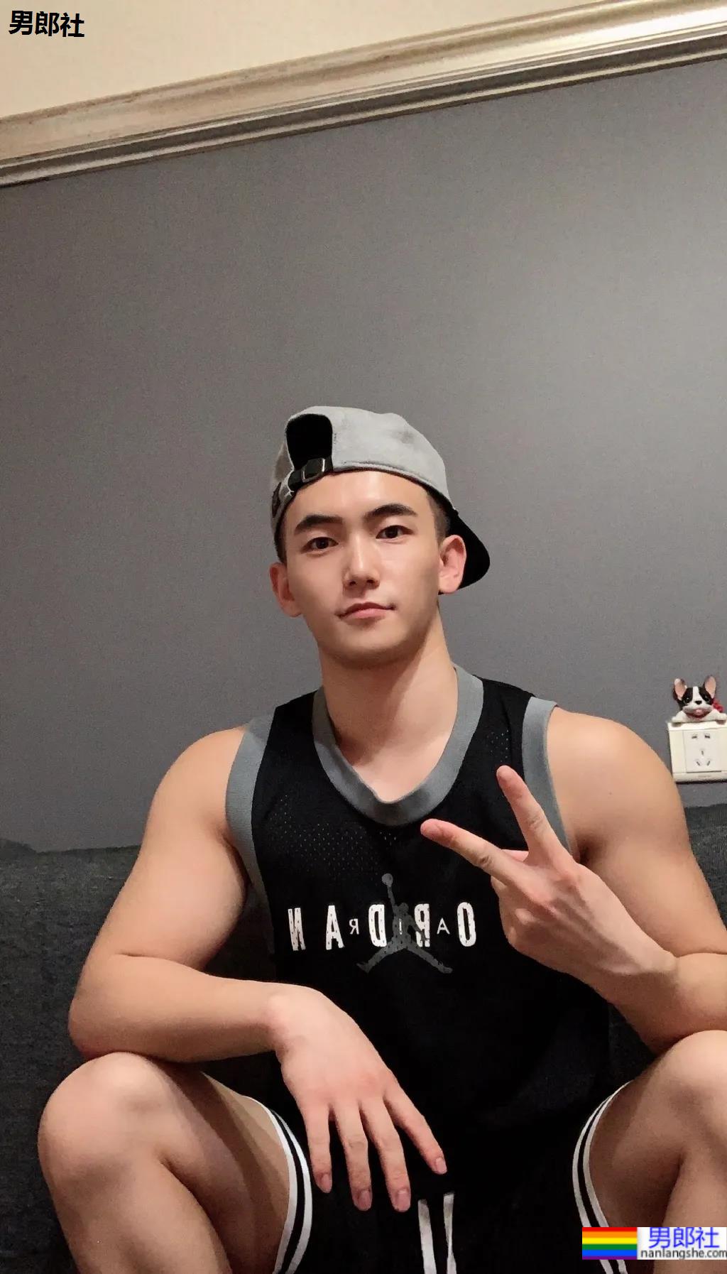 寸头肌肉小奶狗，居家摆拍也太撩了吧 - 51虹马