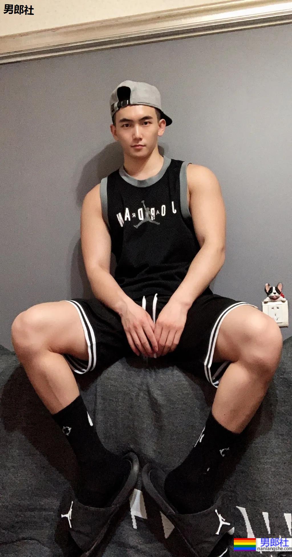 寸头肌肉小奶狗，居家摆拍也太撩了吧 - 51虹马