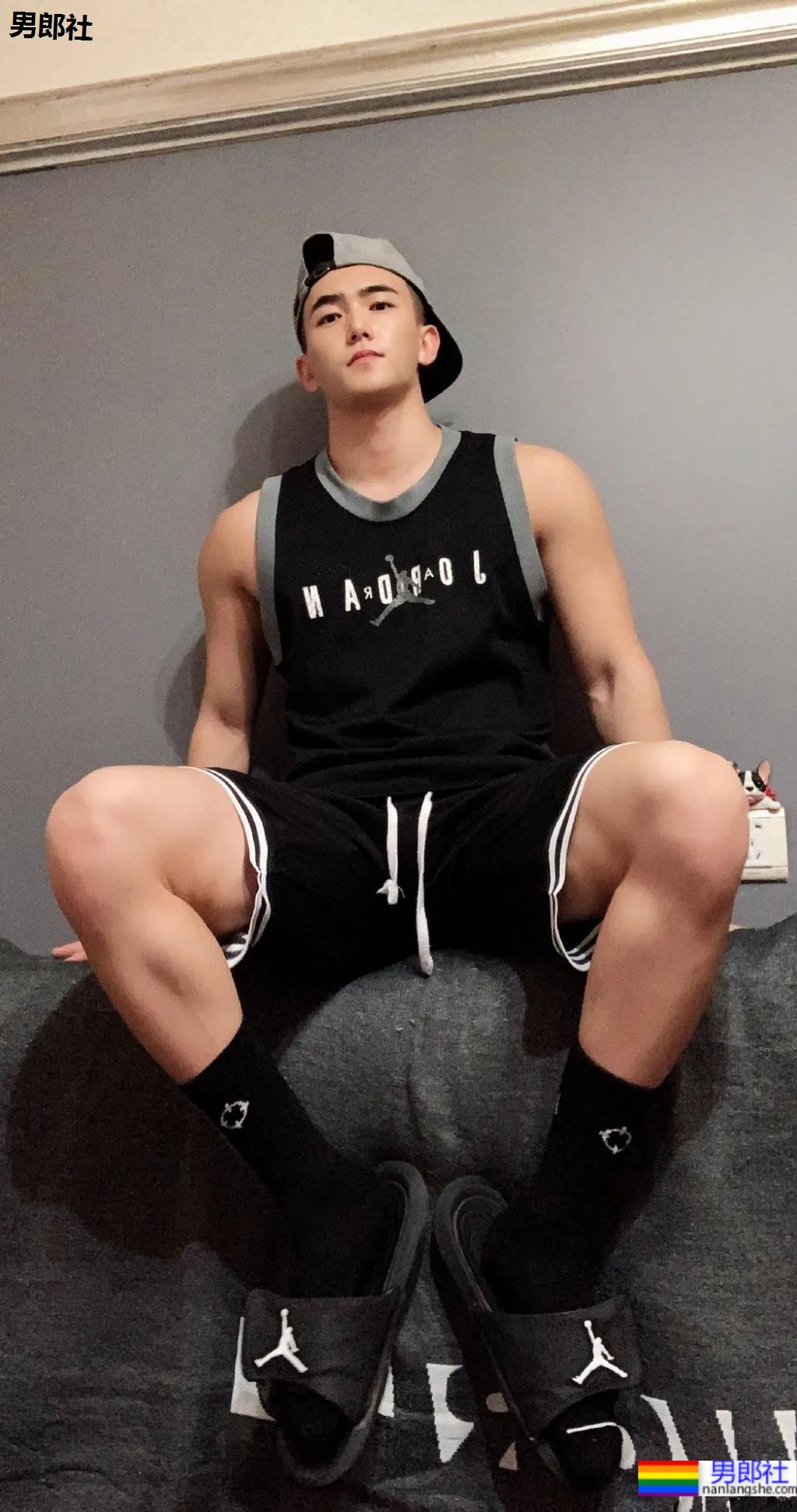 寸头肌肉小奶狗，居家摆拍也太撩了吧 - 51虹马