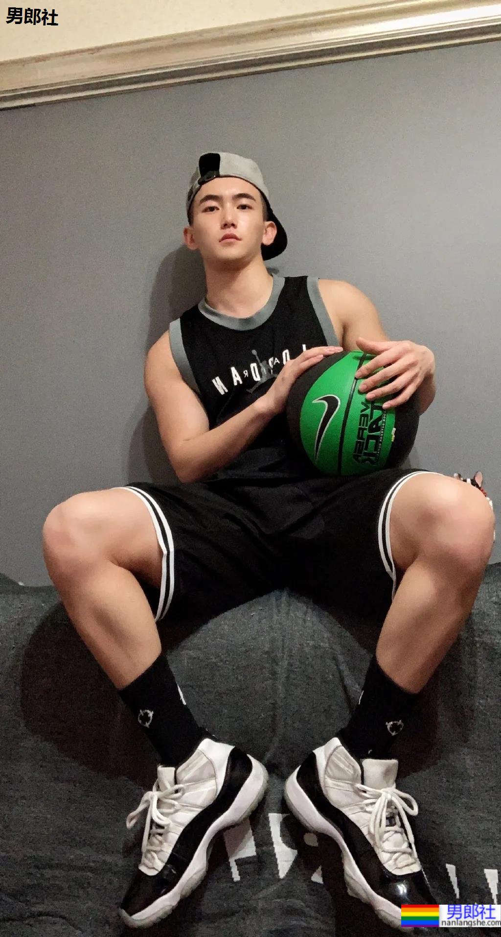 寸头肌肉小奶狗，居家摆拍也太撩了吧 - 51虹马