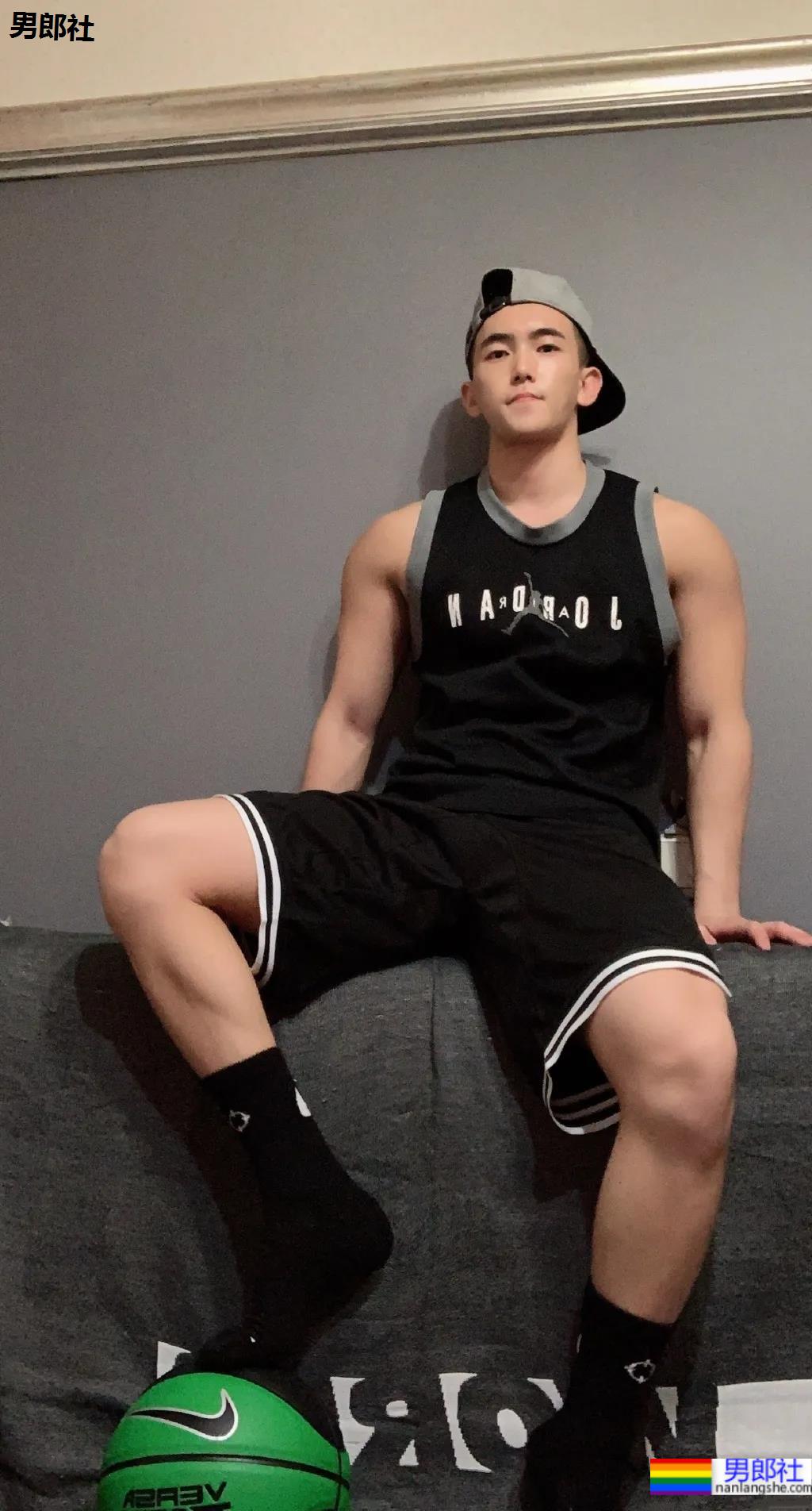 寸头肌肉小奶狗，居家摆拍也太撩了吧 - 51虹马