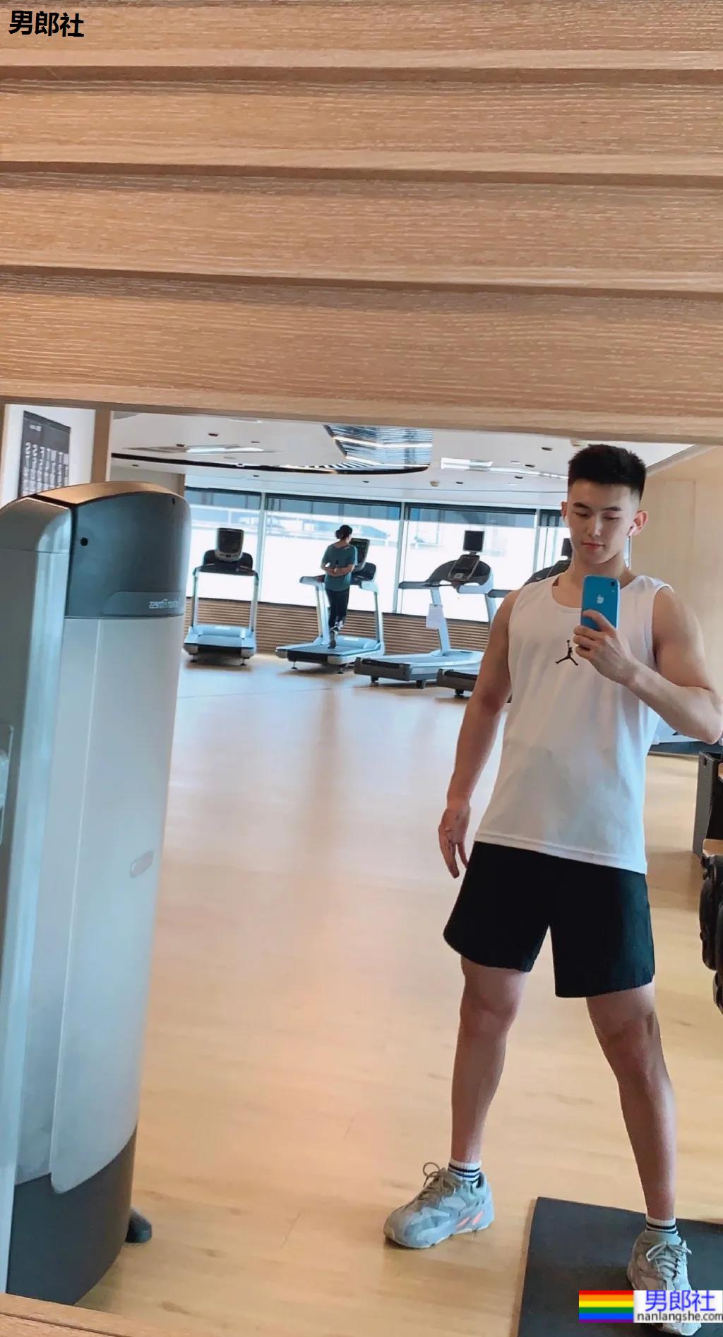 寸头肌肉小奶狗，居家摆拍也太撩了吧 - 51虹马